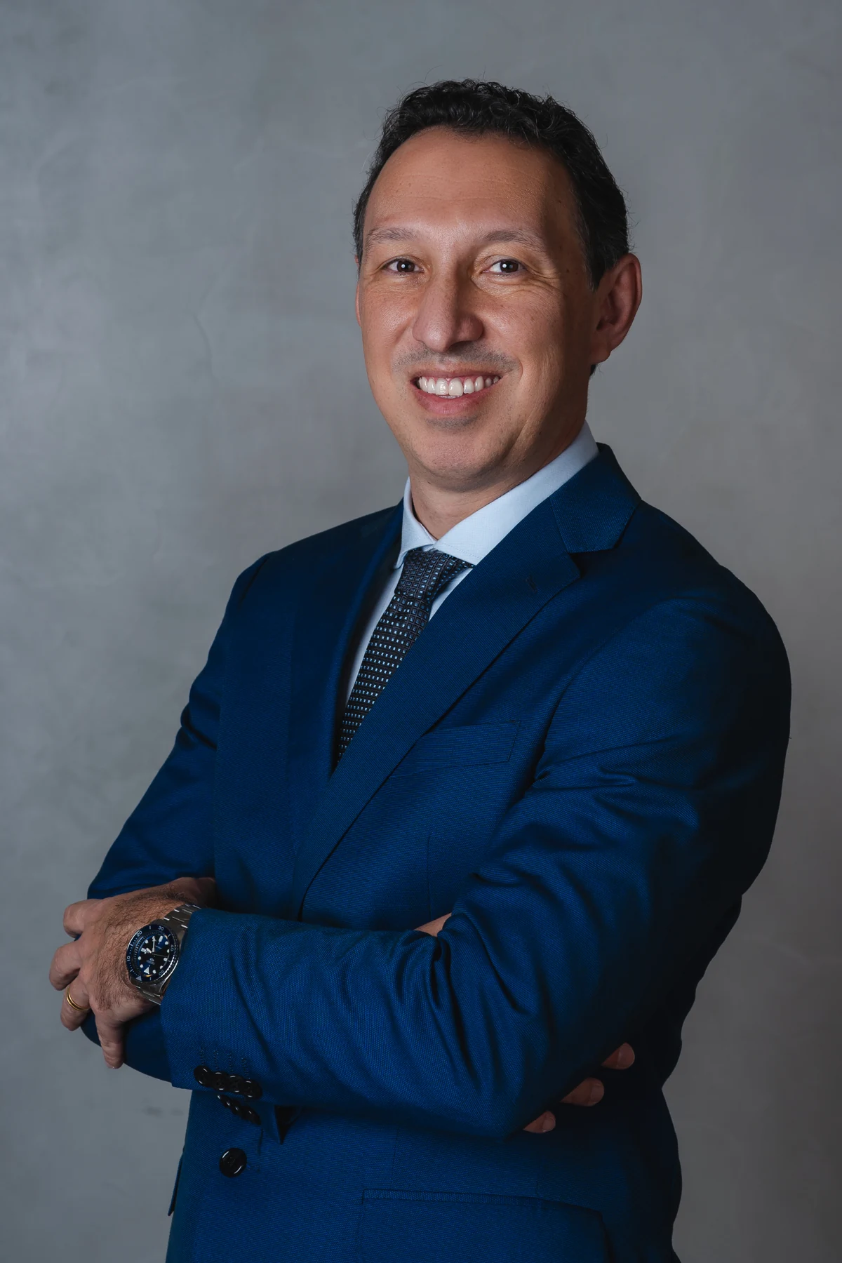 Dr. Rodrigo Gualberto, urologista, em retrato de terno azul