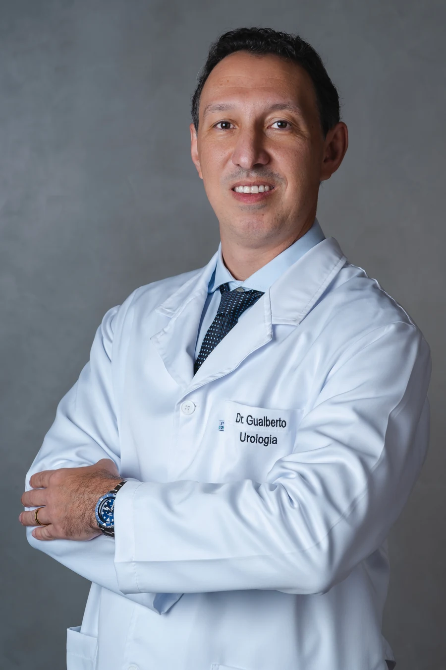 Dr. Rodrigo Gualberto em seu retrato profissional de jaleco